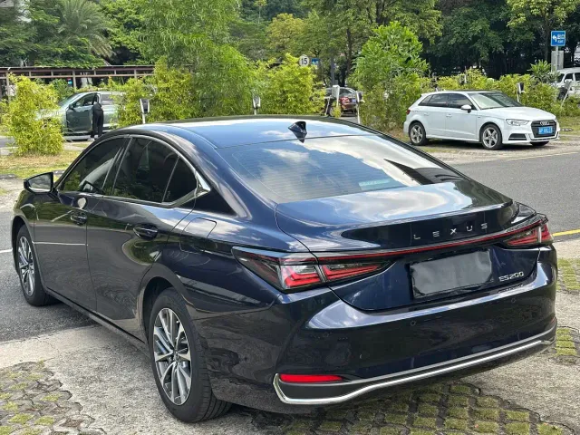 Lexus ES — Фото автомобиля 11