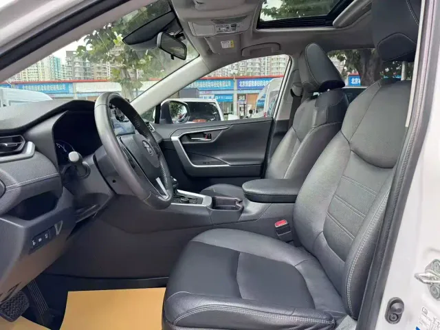 Toyota RAV4 — Фото автомобиля 5