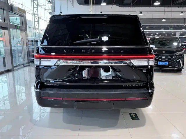Lincoln Navigator — Фото автомобиля 25
