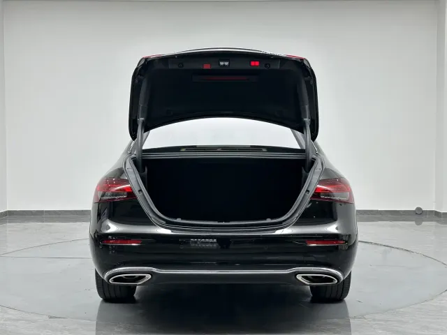 Mercedes-Benz E-Class — Фото автомобиля 27