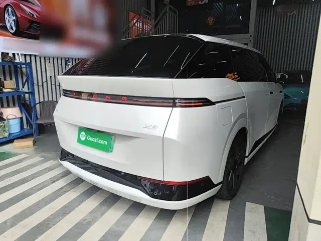 Xpeng X9 — Фото автомобиля 6