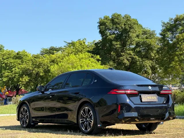 BMW 5 Series — Фото автомобиля 4