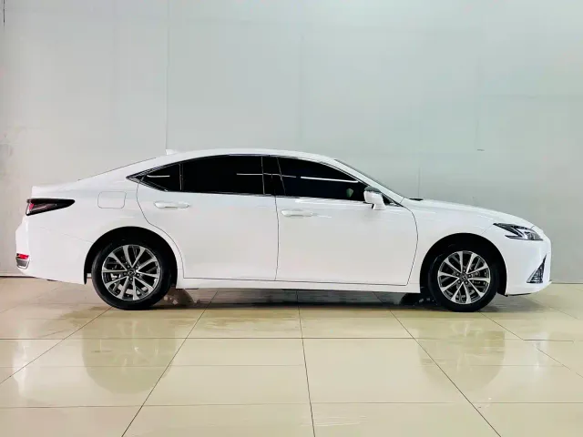 Lexus ES — Фото автомобиля 4