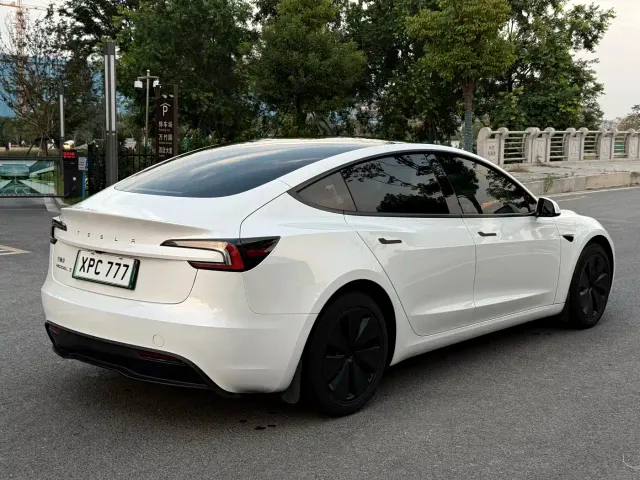 Tesla Model 3 — Фото автомобиля 4