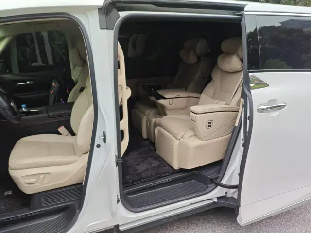 Toyota Alphard — Фото автомобиля 3