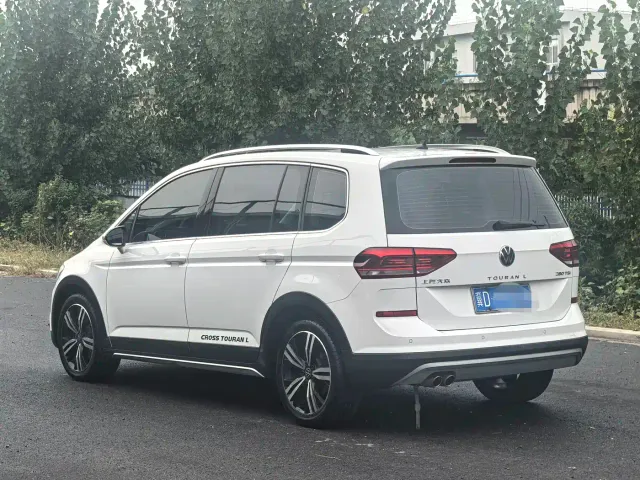 Volkswagen Touran — Фото автомобиля 4