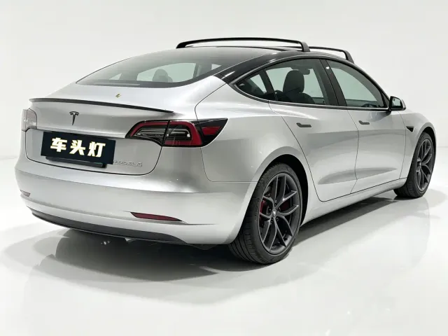 Tesla Model 3 — Фото автомобиля 11