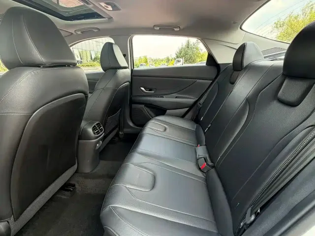 Hyundai Elantra 2022 1.5L CVT LUX Premium Edition — Фото автомобиля 8