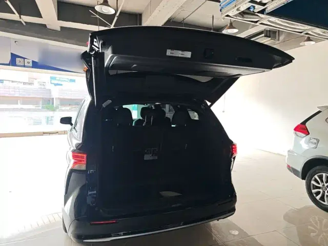 Toyota Sienna — Фото автомобиля 18