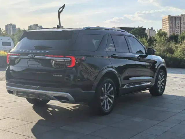 Ford Explorer — Фото автомобиля 4
