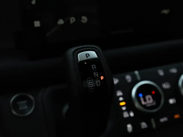 Land Rover Defender — Фото автомобиля 16