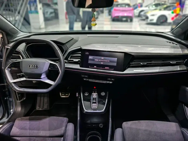 Audi Q4 e-tron — Фото автомобиля 10