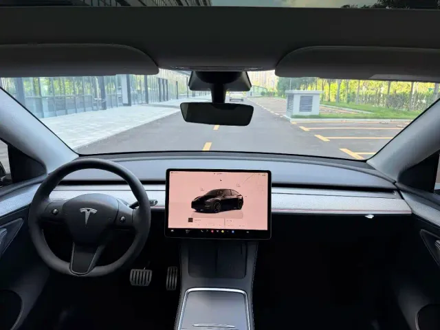 Tesla Model Y — Фото автомобиля 12