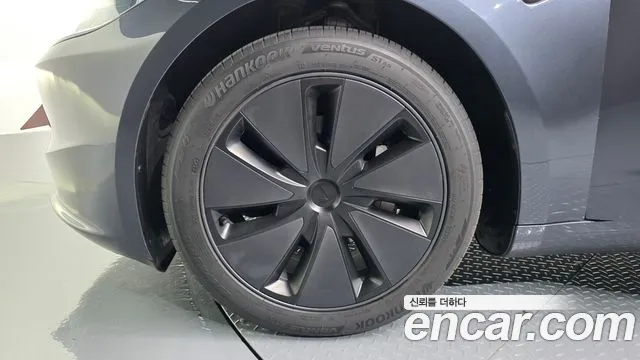 Tesla Model 3 — Фото автомобиля 5