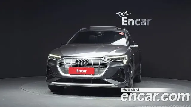 Audi e-tron — Фото автомобиля 3