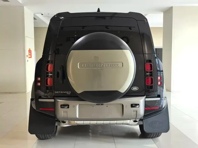 Land Rover Defender — Фото автомобиля 3