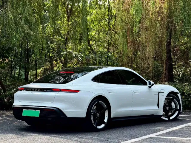 Porsche Taycan — Фото автомобиля 4