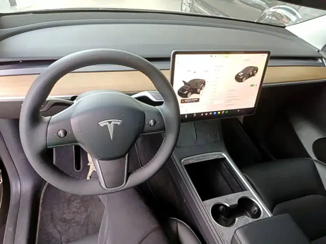 Tesla Model Y — Фото автомобиля 9