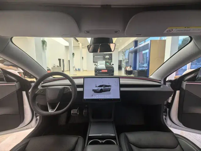 Tesla Model 3 — Фото автомобиля 7