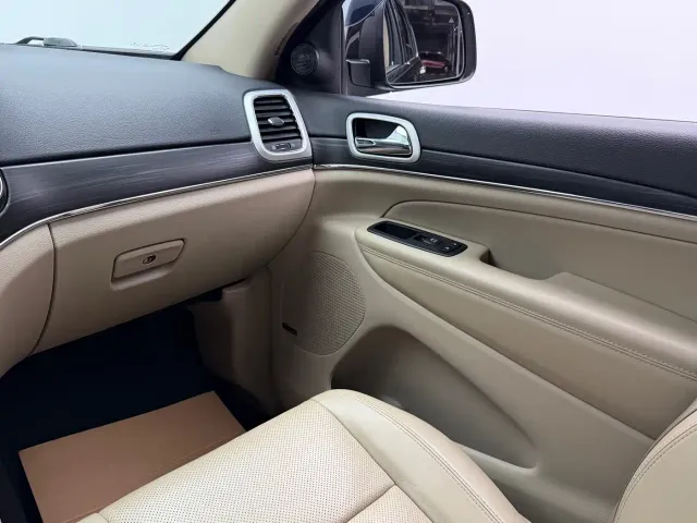 Jeep Grand Cherokee — Фото автомобиля 12
