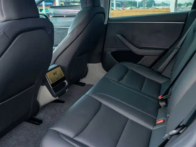 Tesla Model 3 — Фото автомобиля 12