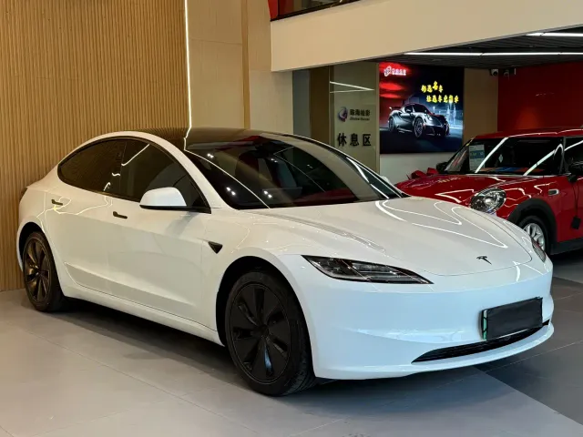 Tesla Model 3 — Фото автомобиля 3