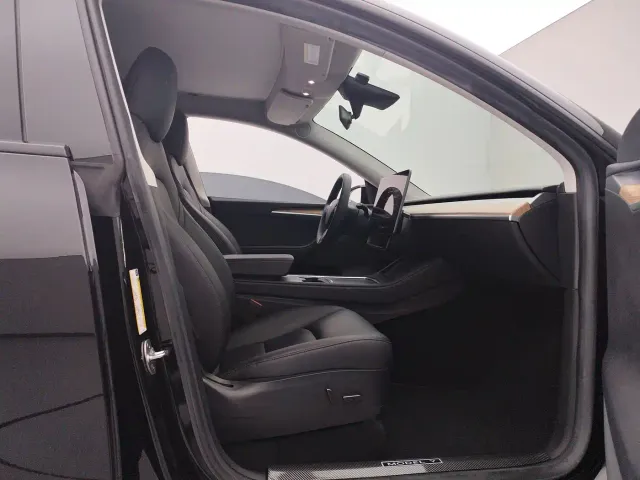 Tesla Model Y — Фото автомобиля 16