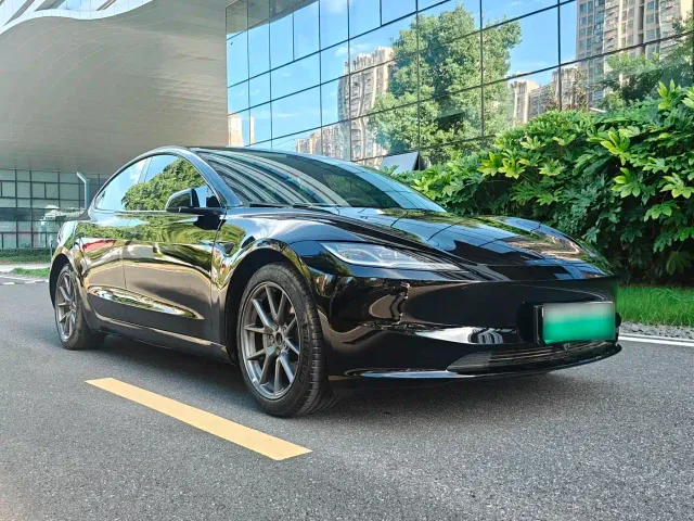 Tesla Model 3 — Фото автомобиля 3