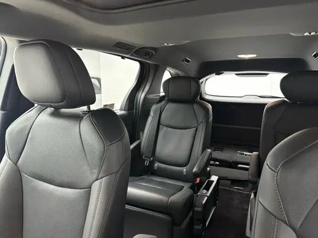 Toyota Sienna — Фото автомобиля 7