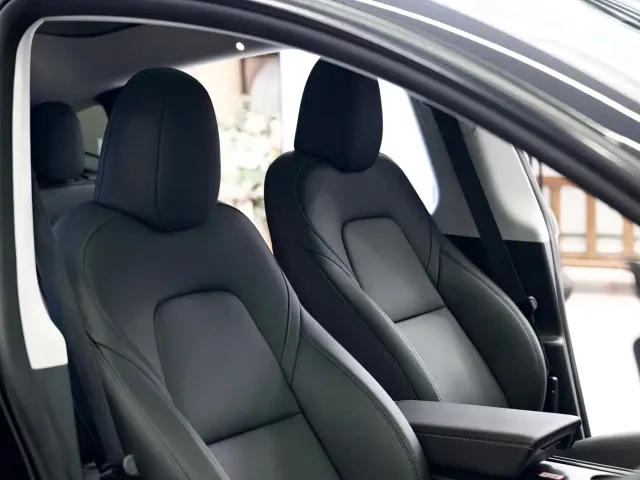 Tesla Model Y — Фото автомобиля 13