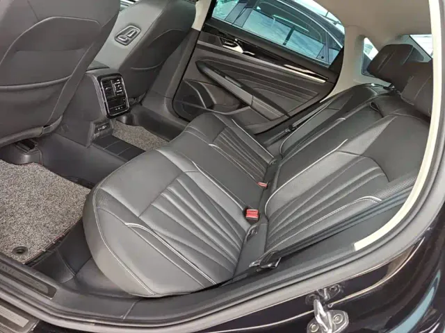 Volkswagen Passat — Фото автомобиля 16