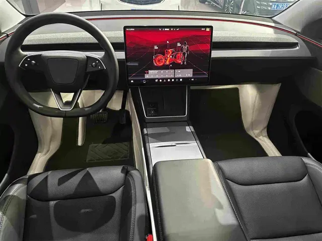 Tesla Model Y — Фото автомобиля 13