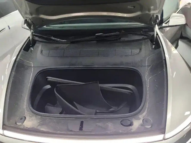 Tesla Model Y L — Фото автомобиля 15