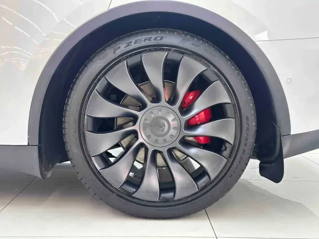 Tesla Model Y — Фото автомобиля 9