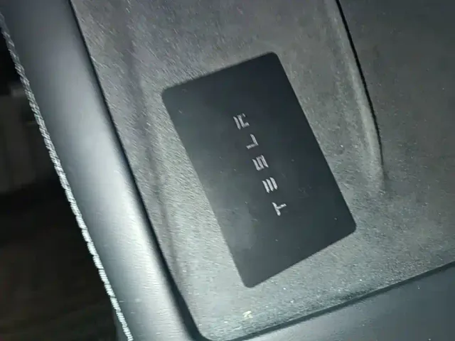 Tesla Model 3 — Фото автомобиля 8