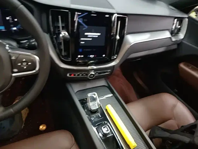 Volvo XC60 — Фото автомобиля 12