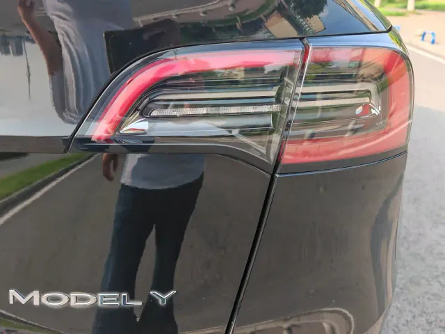 Tesla Model Y — Фото автомобиля 13