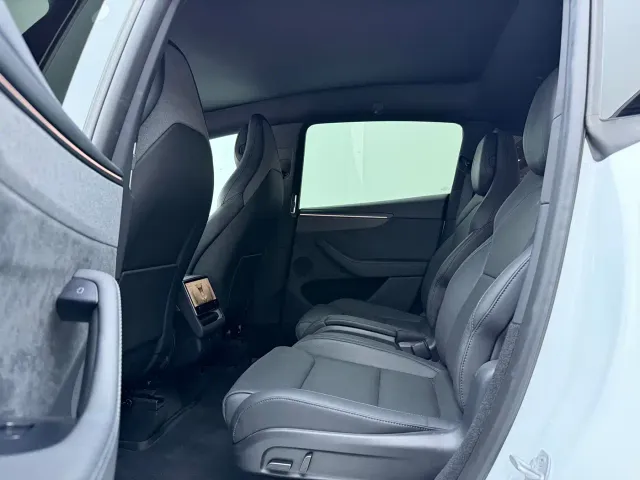 Tesla Model Y L — Фото автомобиля 18