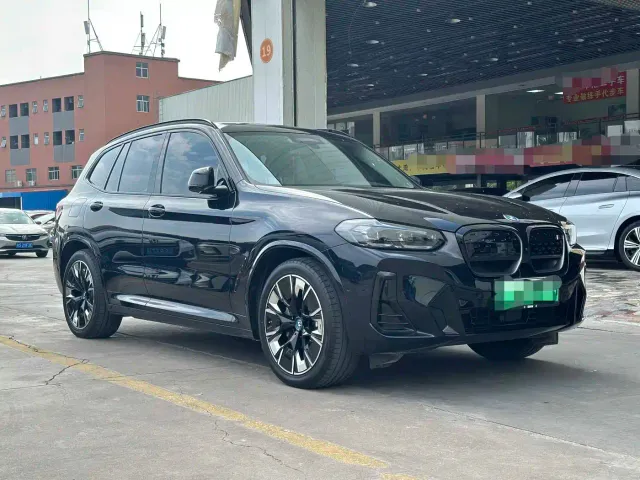 BMW iX3 — Фото автомобиля 3