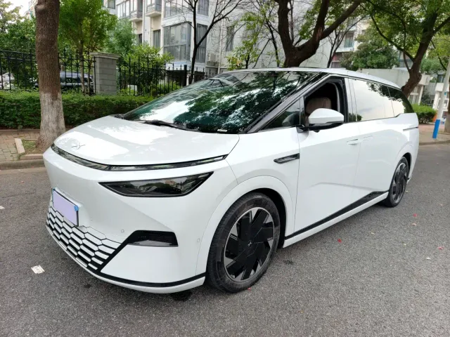 Xpeng X9 — Фото автомобиля 2