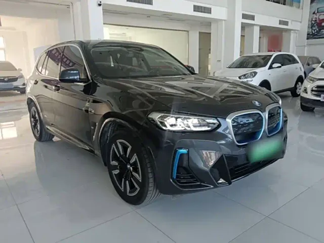 BMW iX3 — Фото автомобиля 3