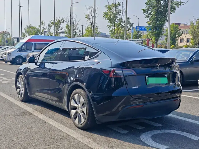 Tesla Model Y — Фото автомобиля 7