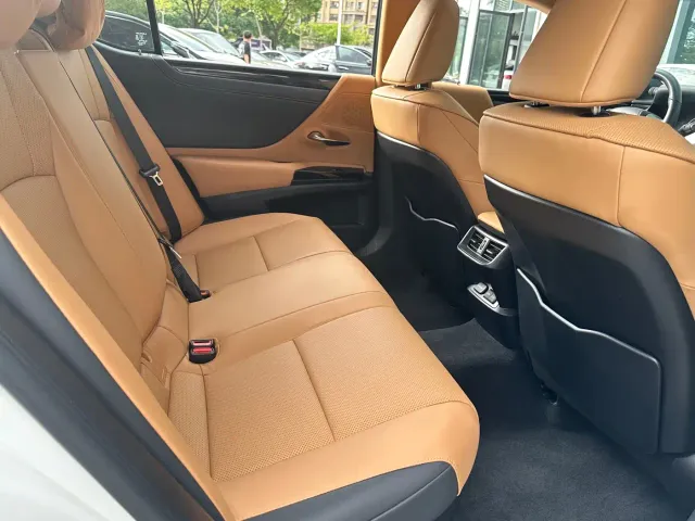 Lexus ES — Фото автомобиля 18