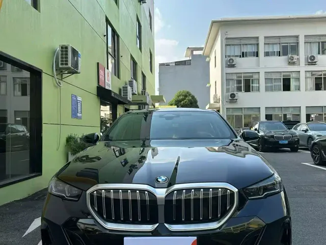 BMW 5 Series — Фото автомобиля 2