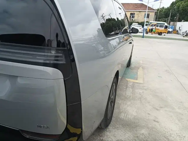 Li Auto MEGA — Фото автомобиля 7