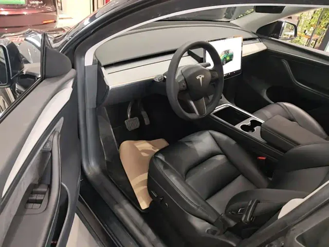 Tesla Model Y — Фото автомобиля 15