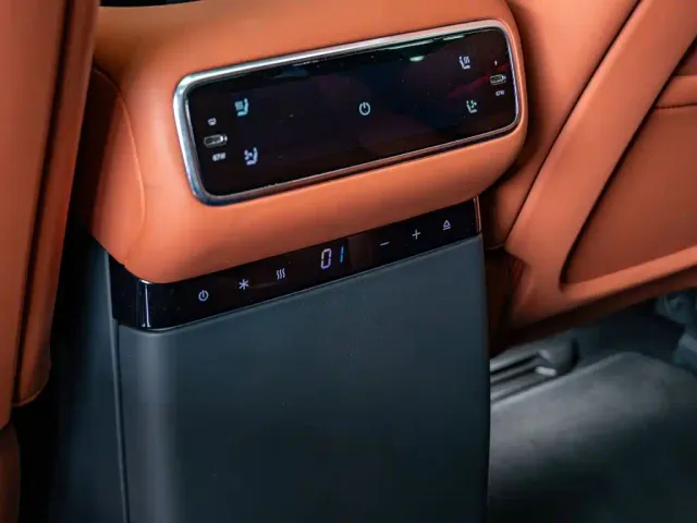 Li Auto L8 — Фото автомобиля 12