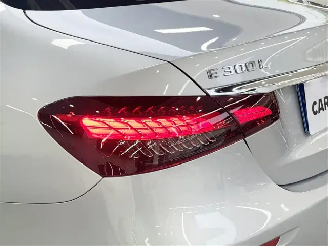 Mercedes-Benz E-Class — Фото автомобиля 12