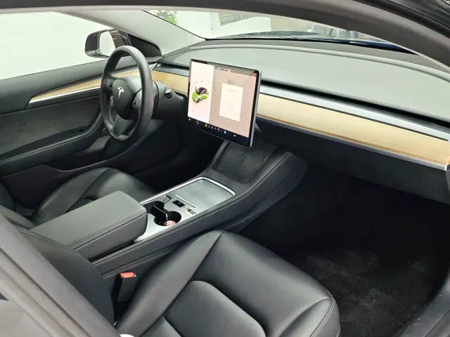 Tesla Model 3 — Фото автомобиля 20