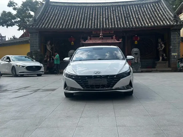 Hyundai Elantra — Фото автомобиля 3
